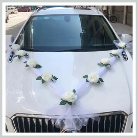 Esküvői autódekoráció fehér rózsákkal és tüll szalaggal ML358013