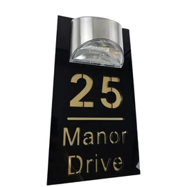 Személyre szabható napelemes házszámtábla arany felirattal QK13033675-A